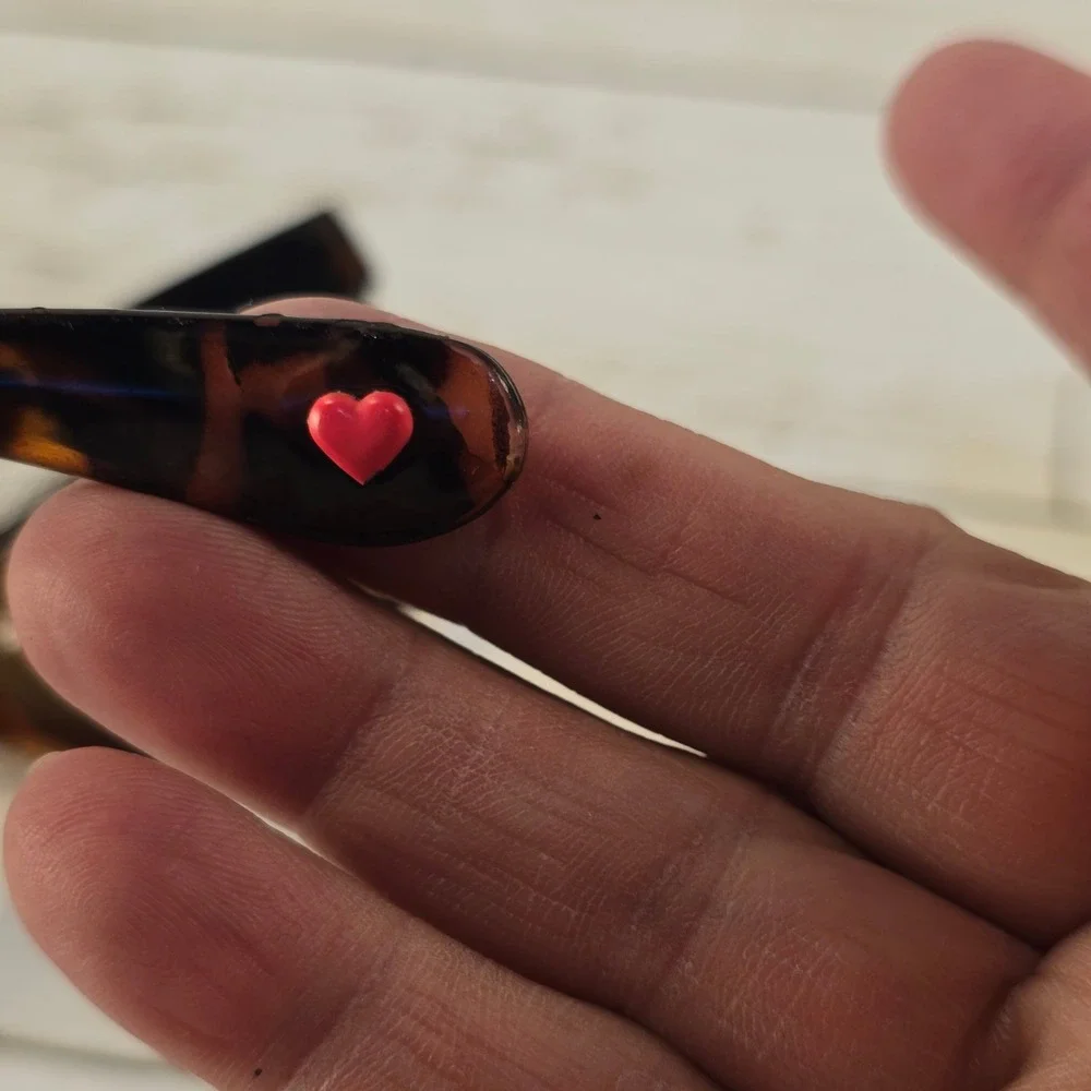 Betsey Johnson Leopard Tortoise Shell Wayfarer Sunglasses Brown Lens Red Heart